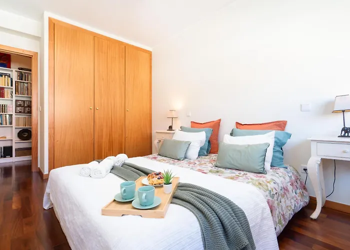 Host Wise - Homely Large Flat - Balcony